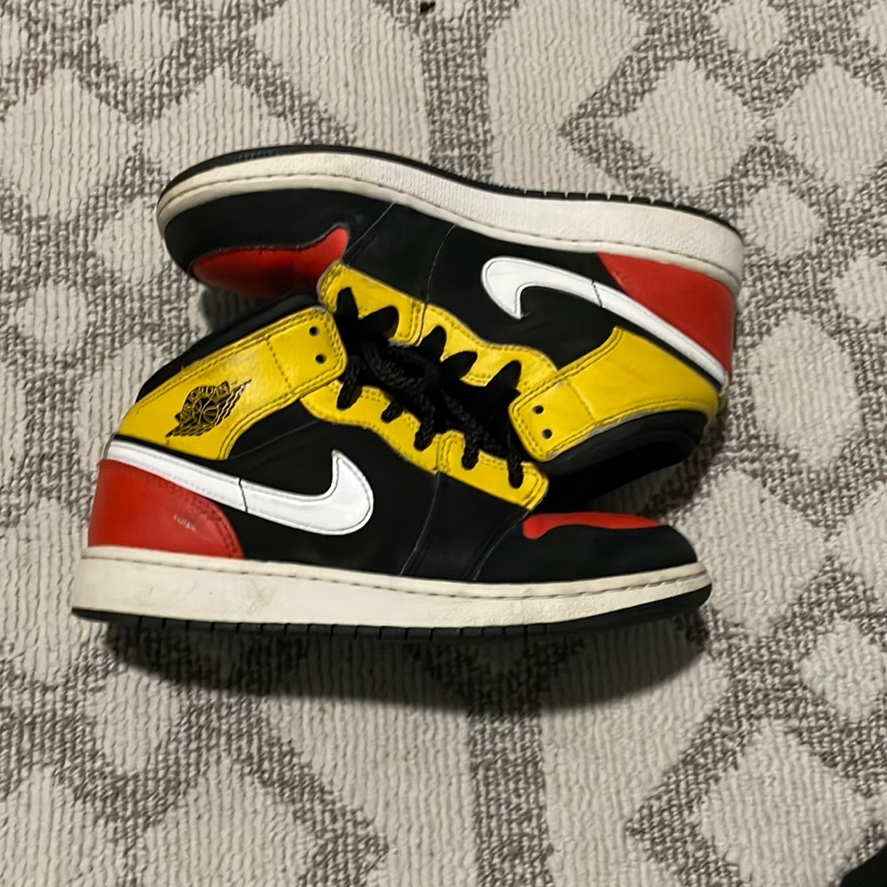 Air Jordan 1 Mid SE 'Amarillo'